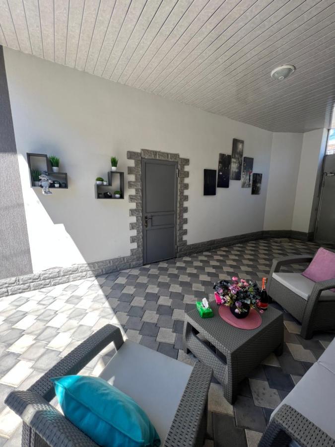 Cool Blue Interior Self Check In Apartment Yerevan Ngoại thất bức ảnh